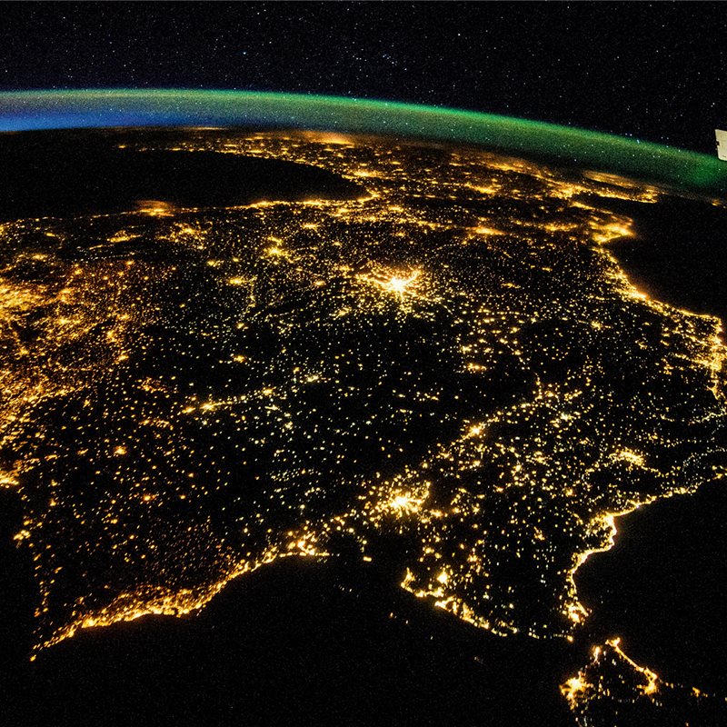 El planeta Tierra nocturno visto desde el espacio